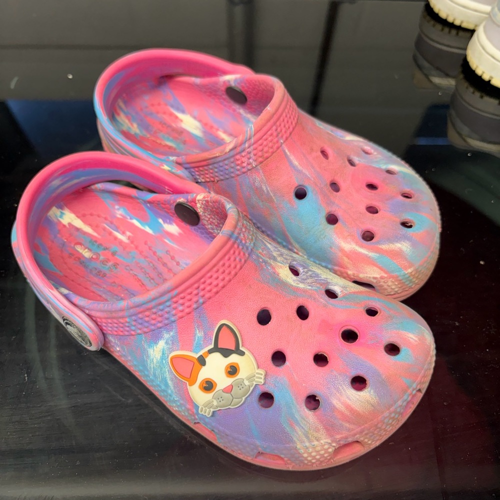 CROCS Kids' Pink & Blue Tie-Dye Classic Clog with Cat Charm